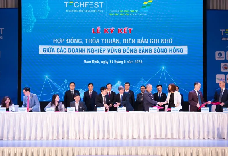 Viindoo Technology Joint Stock Company's representative signed the memorandum of understanding on digital transformation cooperation for businesses.